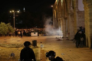 這是5月7日在耶路撒冷老城內的聖殿山（穆斯林稱“尊​​貴禁地”）拍攝的衝突現場。（圖源：新華社）