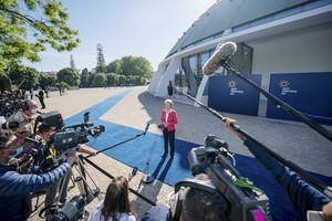 歐盟委員會主席馮德萊恩在歐盟社會峰會閉幕後接受記者採訪。（圖源：新華社）