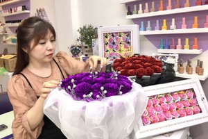 梁紀詩在設計水晶玫瑰花束。