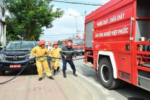 芽皮縣消防和救援警察隊舉行消防演習，以為選舉做好準備。