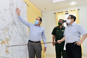 政府總理范明政(右)檢查邊境防疫情況。（圖源：VGP）