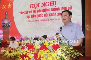 國會主席王廷惠在選民接觸會上介紹自己的行動計劃。（圖源：海防市新聞網）