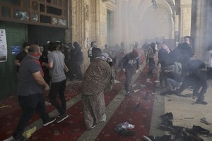 10日，巴勒斯坦示威者與以色列警員在耶路撒冷阿克薩清真寺發生衝突。（圖源：AP）