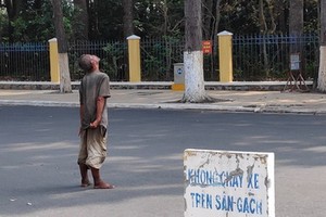 一名精神病患者在街上閒逛。