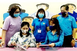 市紡織品成衣工會與巴勳公司簽訂“會員福利”計劃落實協議。（圖源：H. Đào）