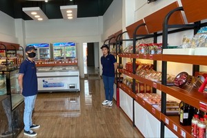 平陽省苡安市綠色廣場複合區的大發食品旗艦店準備投入活動。