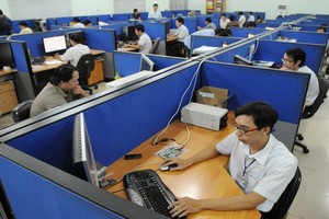 守德市鈴中出口加工區一家企業員工在設計手機電路。