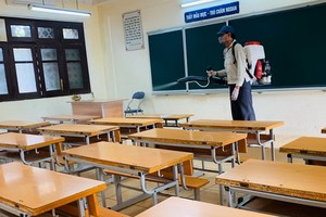 學生提早放暑假，校方安排專人為課室進行噴灑消毒。（示意圖源：互聯網）