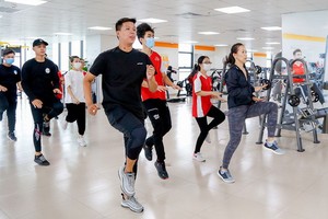 市經濟與金融大學的學生練習體育綜合課程。