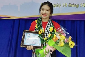 阮玉映於去年榮獲平陽省苡安坊越南青年聯合會授予第七次「活得精彩-活得有意義」稱號。