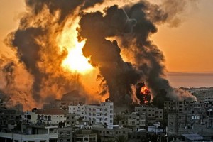 以色列空襲後，加沙南部地帶一些建築物燃起熊熊大火。（圖源：AFP）