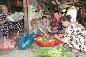 阮氏諾（左一）與慈善廚房姐妹正準備食材。
