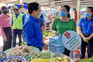 胡志明共青團中央第一書記阮英俊（前左）向民眾宣傳使用環保產品。（圖源：越通社）