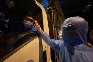 醫護人員給司機量體溫。（圖源：自忠）