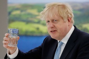 新冠肺炎疫情持續肆虐，英國首相約翰遜卻只承諾為醫護人員加薪1%。（圖源：AFP）