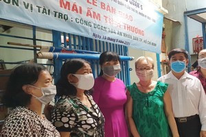 兩個華人家庭獲贈送溫情屋