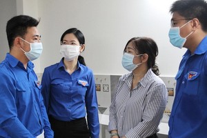 潘氏清芳（左二）正與剛獲輔助維修“友情屋”的屋主交流。 