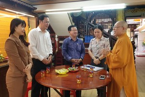 市越南祖國陣線委員會常務副主席阮成忠(左二)探訪觀音精舍。