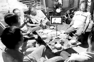 食客在平盛郡范文同街用餐和唱卡拉ＯＫ。