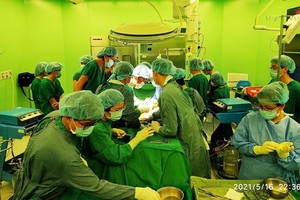 器官捐贈移植團隊在手術室中執行器官捐贈摘取手術。（圖源：光興）