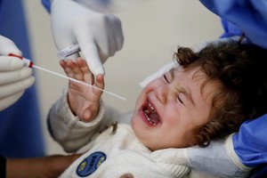 在黎巴嫩貝魯特一家醫院，一名兒童接受新冠病毒檢測。（圖源：新華社）