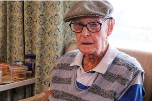 克魯格在養老院接受訪問時顯得精神奕奕，且中氣十足。