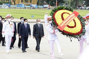 黨政領導晉謁胡志明主席陵