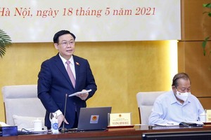 國會主席王廷惠（左）主持會議並發表講話。（圖源：越通社）