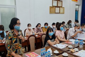 華人婦女在會議上提意見。