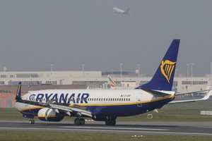 圖為瑞安航空的一架客機。（圖源：新華社）