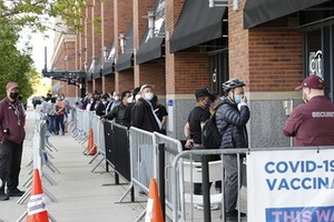 當地時間5月12日，美國紐約大都會棒球隊主場花旗球場新冠疫苗接種點，民眾排隊接種疫苗。（圖源：互聯網）