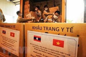 內牌機場工作人員將防疫物資裝機運往老撾，支持老撾人民抵抗疫情。（圖源：越通社）