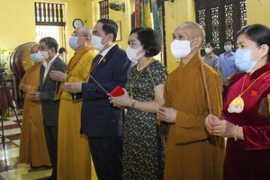 國會常務副主席陳清敏（中）同越南佛教教會理事會諸尊長老上香禮佛。（圖源：Quochoi.vn）