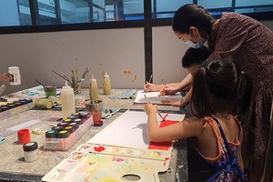 與孩子一起畫畫也是幫助他們度過一個有意義的暑期。