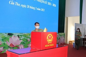 芹苴市武裝力量提前進行投票。（圖源：越通社）