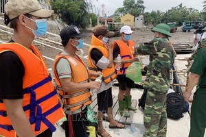 海上遇險的船員獲救並被送上岸安全無恙。（圖源：越通社）