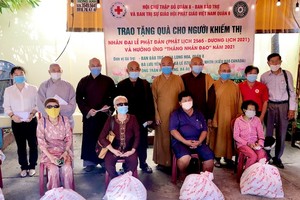 龍華寺向視障人士贈送禮物。