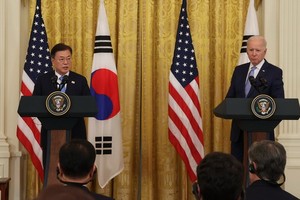 韓總統文在寅（左）和美總統拜登在會談結束後共同會見記者。（圖源：韓聯社）