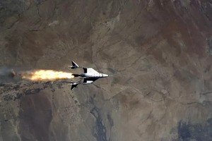 維珍銀河公司22日在新墨西哥州完成首次載人火箭試飛，向載人太空旅遊更近一步。（圖源：路透社）