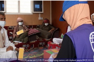 國際移民組織成員在給流離失所者講解有關提高新冠肺炎預防認識。（圖源：IOM）