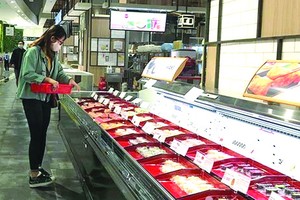 在商場購物要保持安全距離。