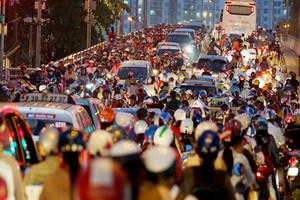 第八郡阮知方橋傍晚下班高峰時間經常出現交通擁堵現象。（圖源：南陳）