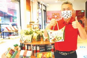 大發食品公司總經理許玉林介紹越南傳統鹼粽。