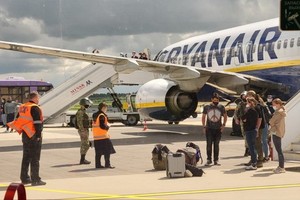 涉事客機降落後，乘客落機接受檢查。（圖源：Nexta）