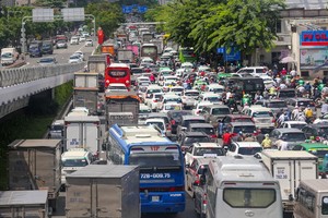 新山一機場外圍街道經常發生堵車情況。