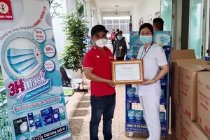 永進公司代表向市熱帶病醫院贈送醫用口罩。