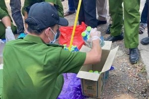 職能力量搜查阮氏水所攜帶的物品。（圖源：警方提供）