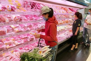 消費者在超市選購肉類。（圖源：高昇）