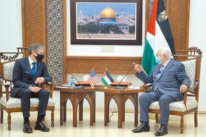 巴勒斯坦總統阿巴斯（右）與到訪的美國國務卿布林肯會晤。（圖源：新華社）