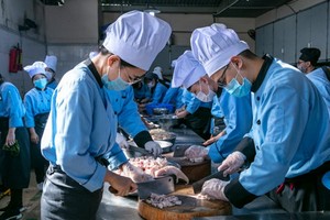 越瑤中專學校學員們在練習烹飪技巧。